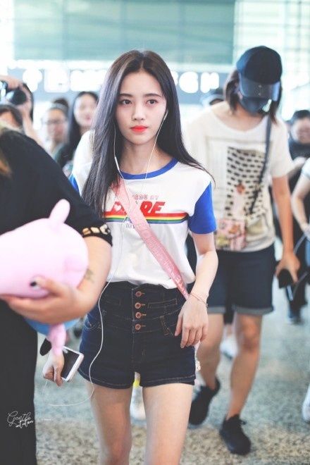 鞠婧祎一身休闲夏装，化身运动系学妹现身机场，皮肤白皙身材纤细