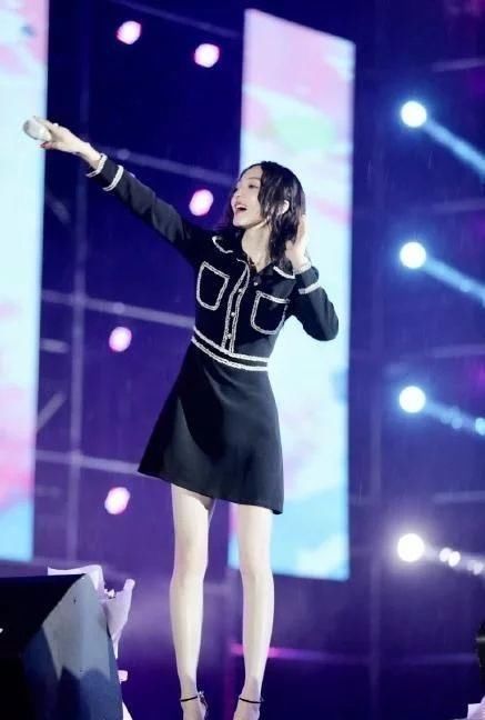 张韶涵满头白发不吓人，这“针管腰”一看就不像正常人?