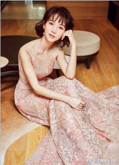 真佩服金晨!素颜现机场“炫腹”，不料因搭错裤子秒变小粗腿