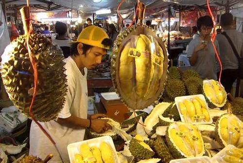 泰国水果店里，为什么女老板递手套游客别接？男生要保护自己呀