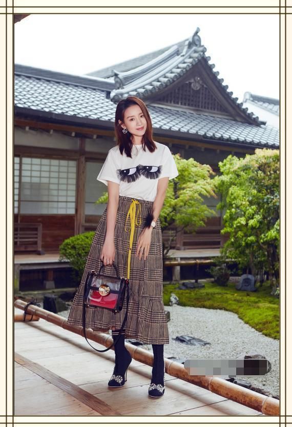 董洁真是牛!大热天还穿这么厚的毛衣?反季节才是最时髦的!