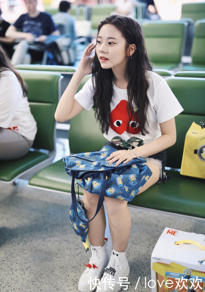 紫宁为显腿长穿超短裤！坐下居然拿包挡着，网友：学习下女神坐姿