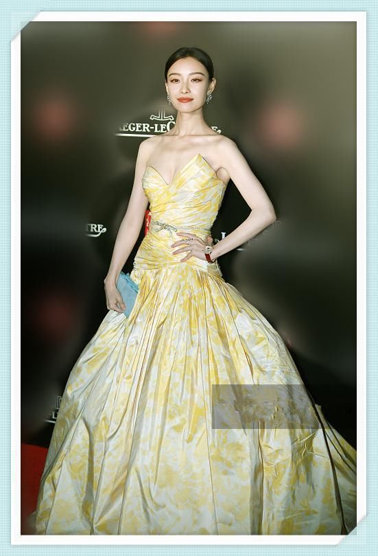 许晴宝刀未老！49岁穿抹胸裙依然艳压群芳，连倪妮都不是她对手！