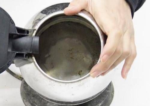 「刷掉」水壶水垢很难刷掉?教你简单1招,可以轻松快速的去除水垢