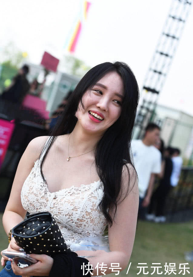 赛场中最美的女拉拉队员，白色镂空小吊带搭配紧身牛仔裤抢了比赛