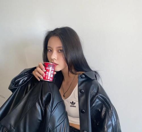  穿搭■明星成功穿火了这件“外套”，百搭不挑人，个性十足超有范！