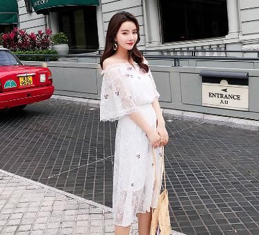 蕾丝花边的裙子更显女性魅力，就算是宝妈穿着也会很优雅