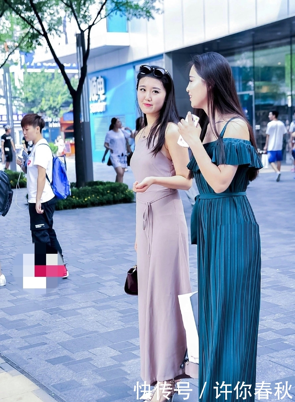 「 姐妹花」站立街头宛如一对姐妹花,性感优雅,两位漂亮的美女