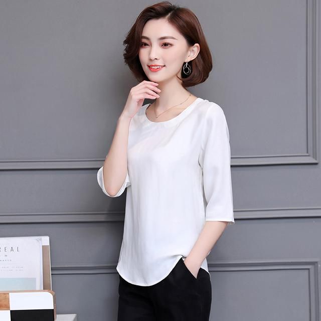 悄悄告诉你！168斤妈妈穿这超显瘦的小衫，百搭又透气，还不贵