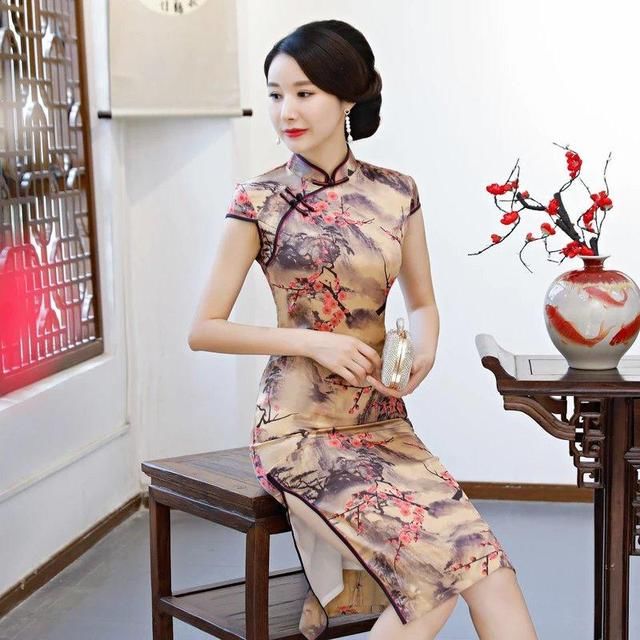 经典梅韵旗袍，让你的美出类拔萃、神采飞扬！