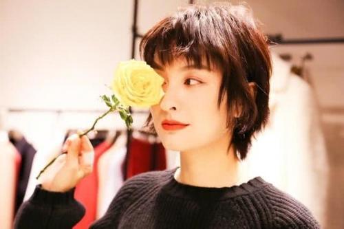 女生帅起来就没男生什么事了,周冬雨短发纯净,短发意外好看的是她