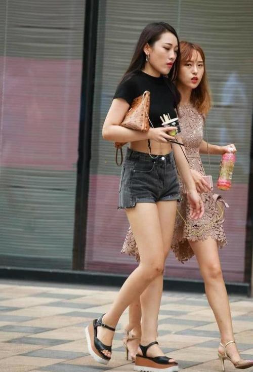 街拍：闺蜜一起逛街，短裤和连衣裙各有千秋，十分的妩媚迷人！