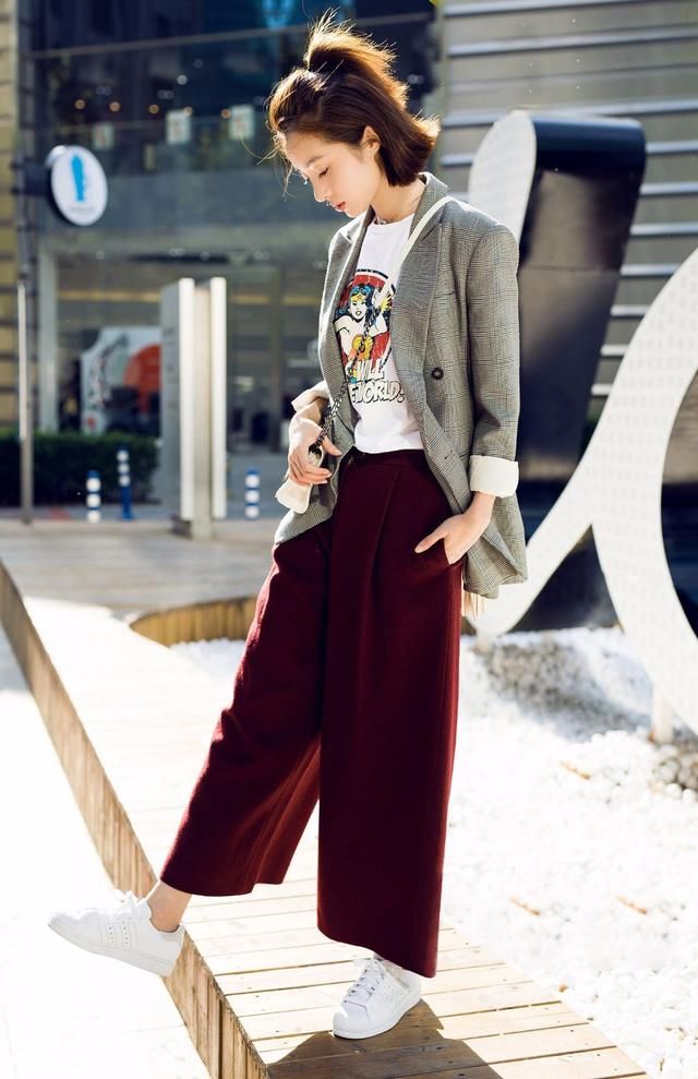 胡冰卿长的没辨识度就算了，穿衣服还踩雷！网友：怪不得火不起来