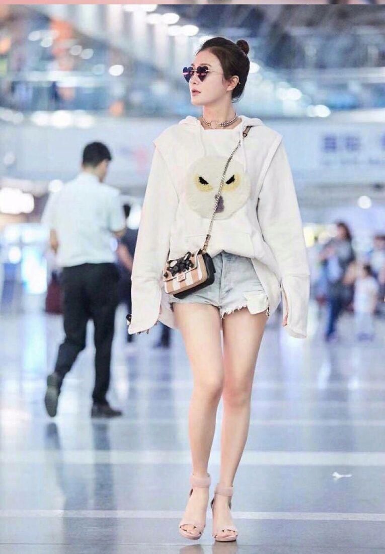 秦岚真是够了，腿没那么长还穿背带裤，扎起来还是像“打鱼”的!