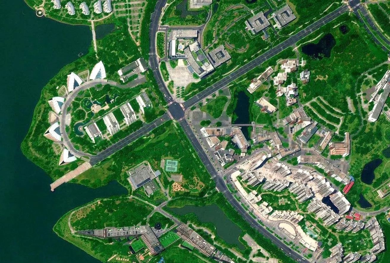  卫星：礼拜天松山湖上露天厕所注意天上 美国低轨道卫星拍东莞高