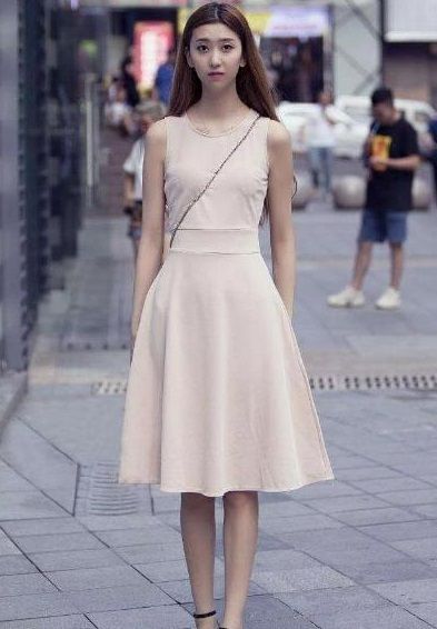 气质:街拍:貌美如花的小姐姐,十足的气质,一举一动要让人心动