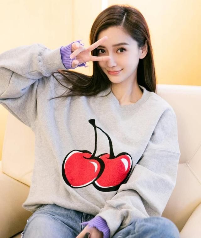  #穿搭#春夏季节怎么穿?一件卫衣都能玩出“新花样”,休闲简约又好看
