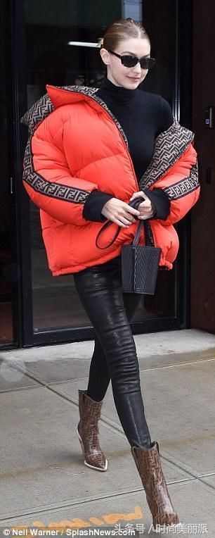 维密Gigi真豁出去了！大热天竟穿上羽绒服出街，同行的贝拉还光腿