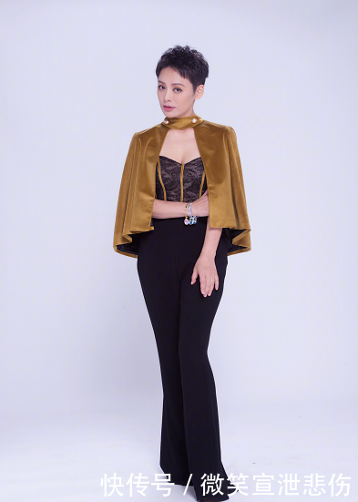 宁静因为耿直被热议，46岁的她打扮起来还是御姐，谁能说她老