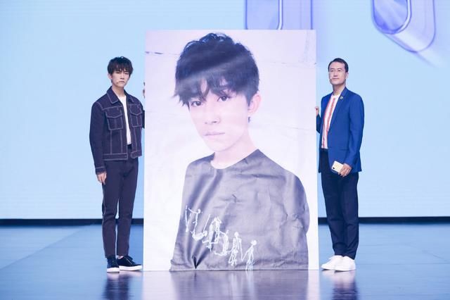 拿下中戏表演第一的易烊千玺，牛仔搭配小白T，稳重的高能少年