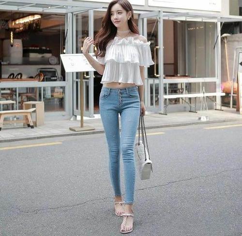 魅力百搭的牛仔裤，十分的显身材，完美体现你的婉致倩影