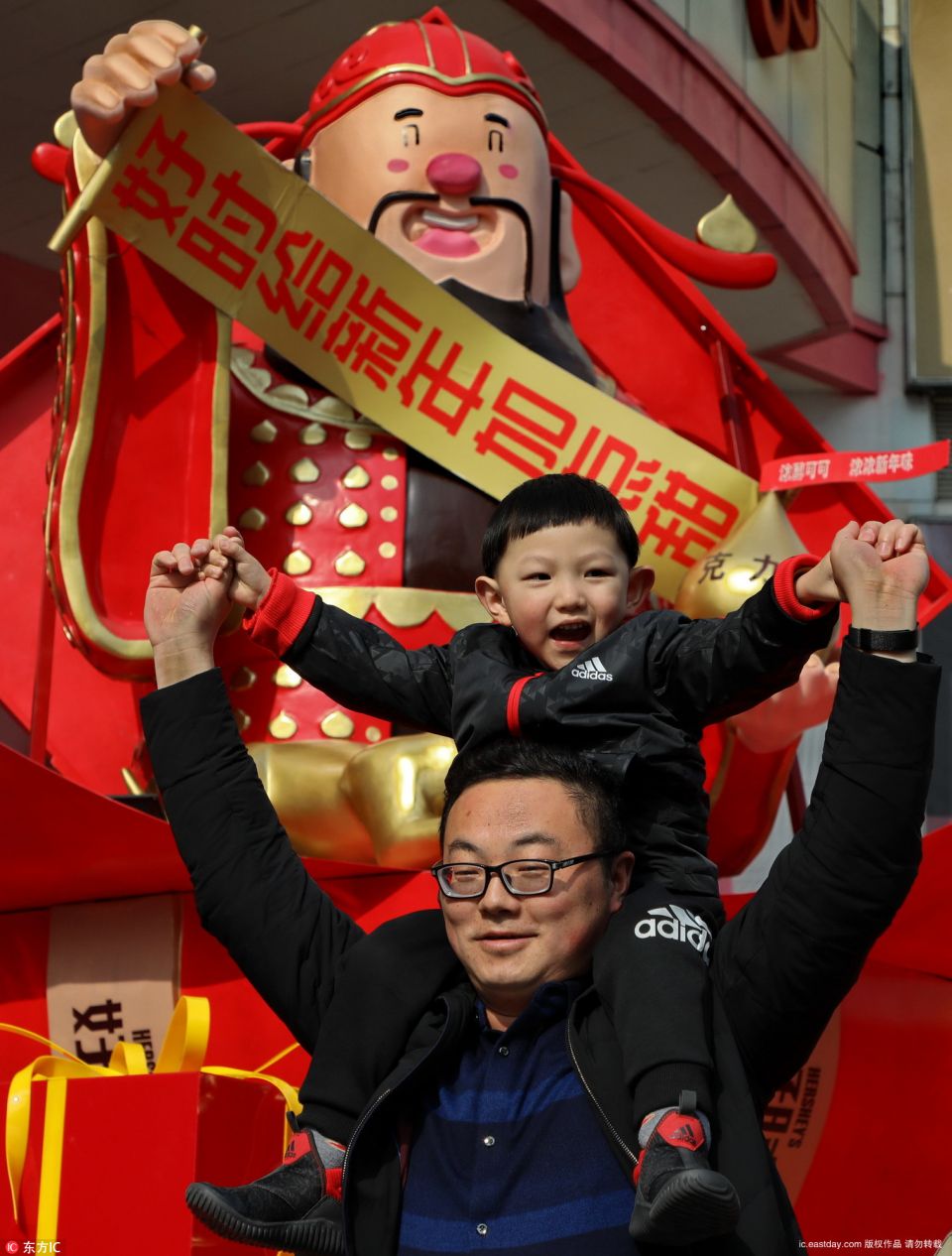 上海各旅游景点游客络绎不绝 孩子在肩上欢度