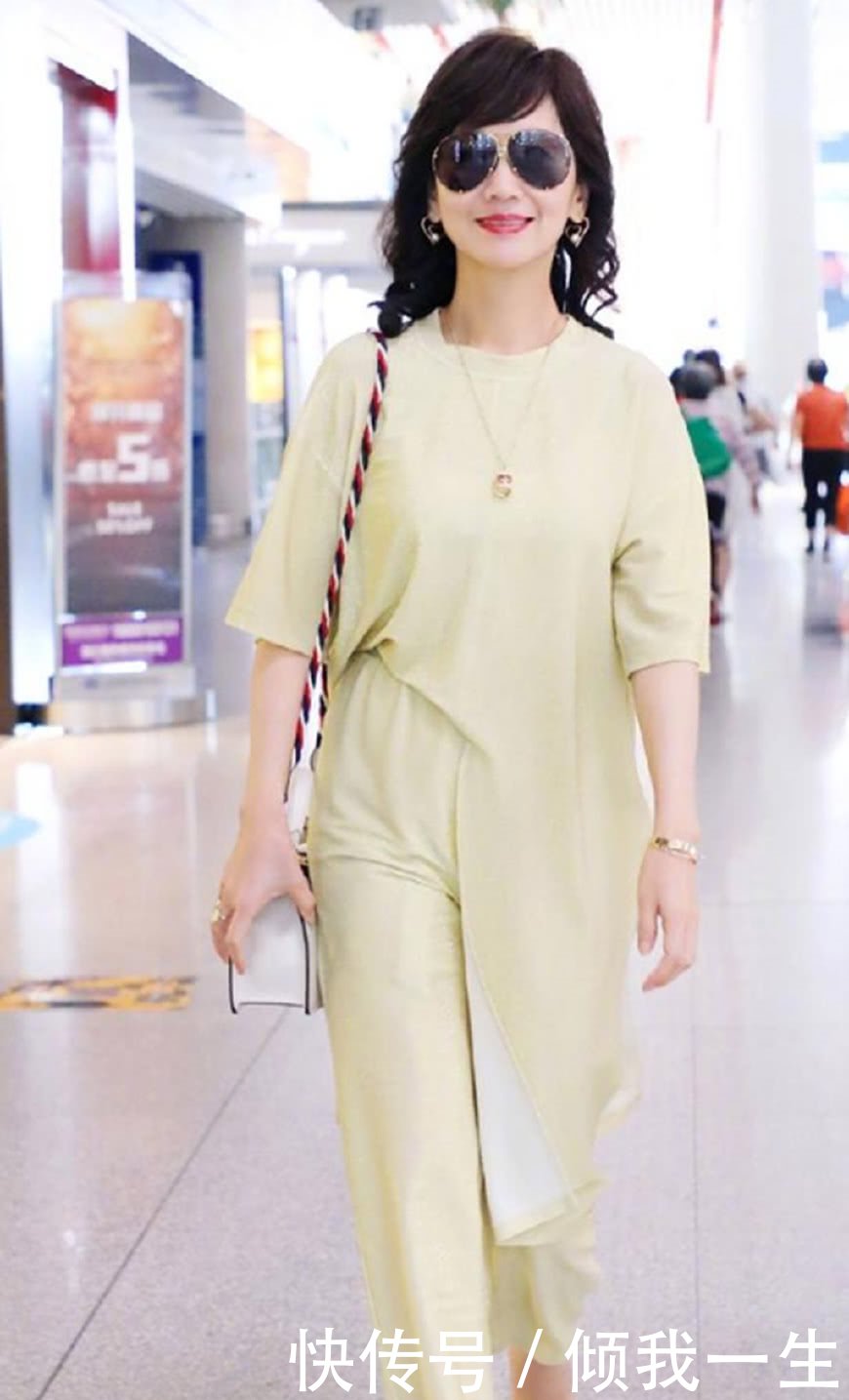 64岁赵雅芝的短裤也忒短了，难怪一直用包包挡着，网友：心不老！