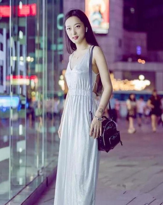  「潮人」路人街拍,美女穿着漂亮的短裙,展现火辣的身材,太迷人了!