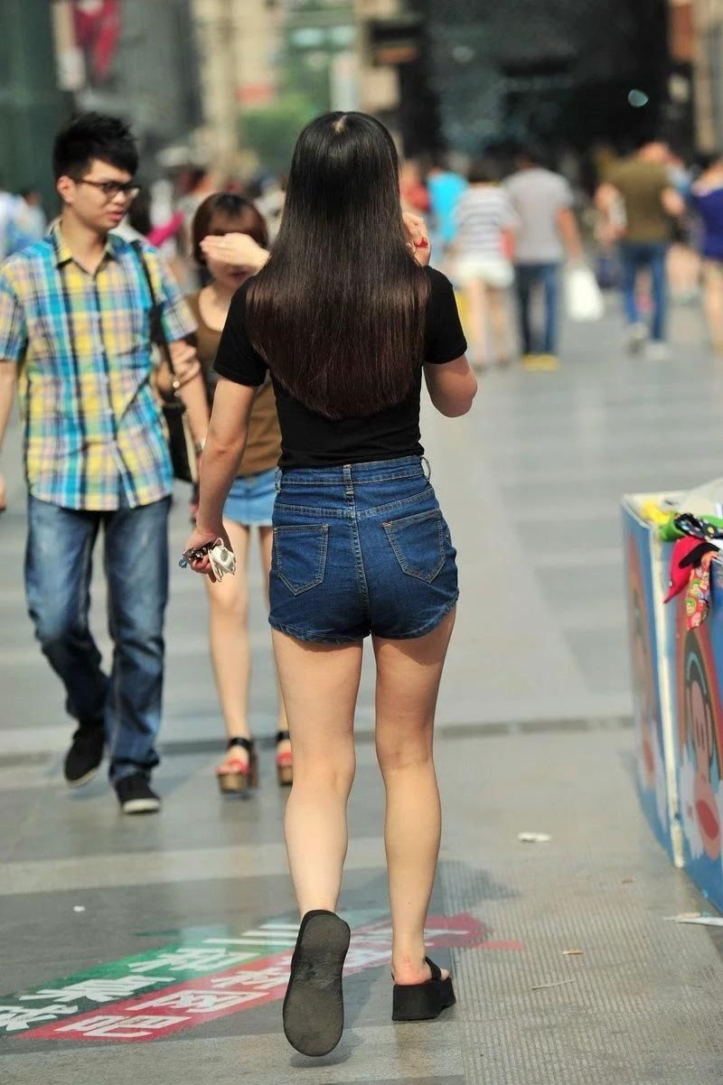 街拍牛仔短裤长腿美胸好身材美眉