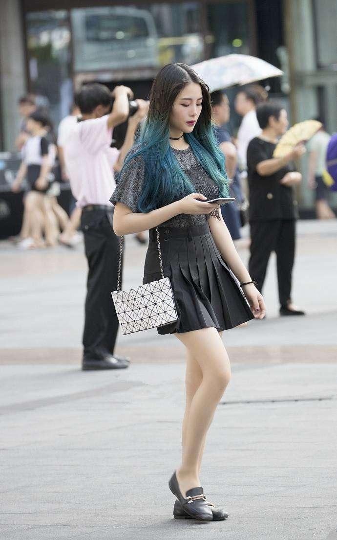 完美的身材配上白色吊带上衣和紧身牛仔裤,真的是不一样的诱惑!