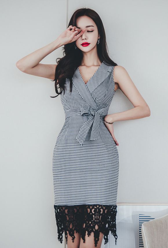 头条女神孙允珠，藤萝银白网纹束花时尚蕾丝裙