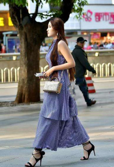 街拍：清凉穿着的小姐姐，这么穿很吸睛
