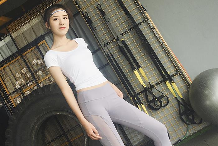 魅力十足的打底裤美女，彰显落落大方的气场，真漂亮