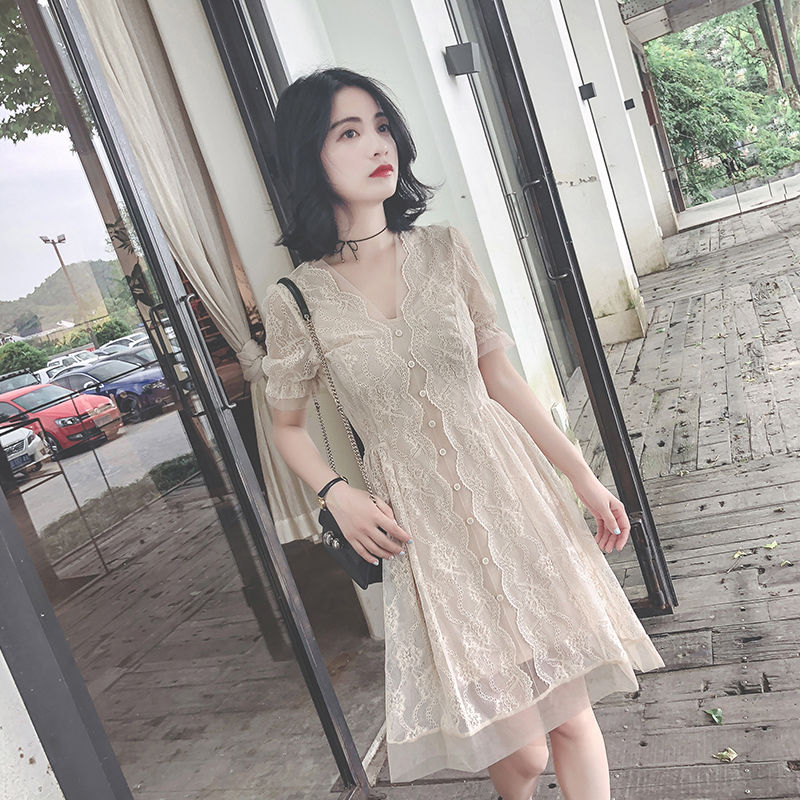 37岁老婆穿蕾丝裙+高跟鞋,显白嫩像20岁少女,保准惊艳四方