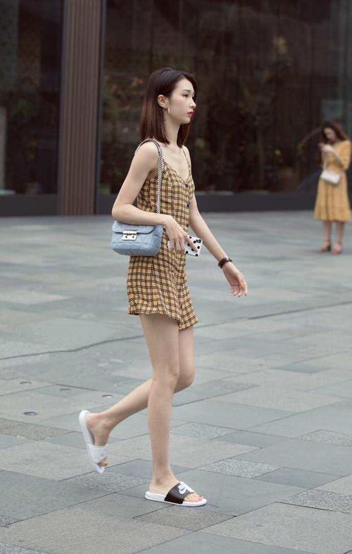 成都街拍：非常漂亮的小姐姐，甜美的微笑真是太撩人了！