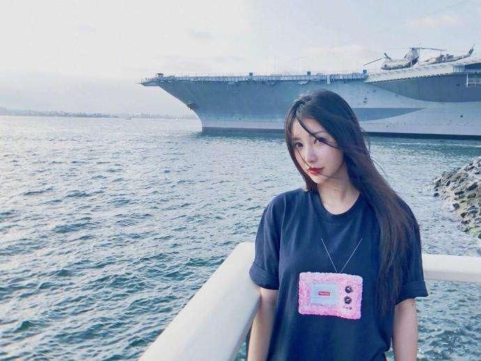 柳岩终于不再露肉了，穿T恤玩下衣消失秀腿，网友:清纯到认不出