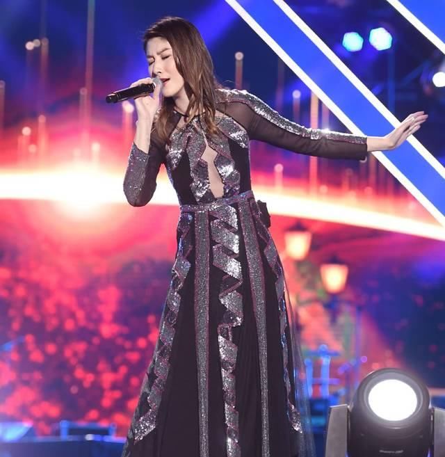 陈慧琳这鞋子绝了！不仅穿上要半个小时，还能逼疯密集恐惧症！