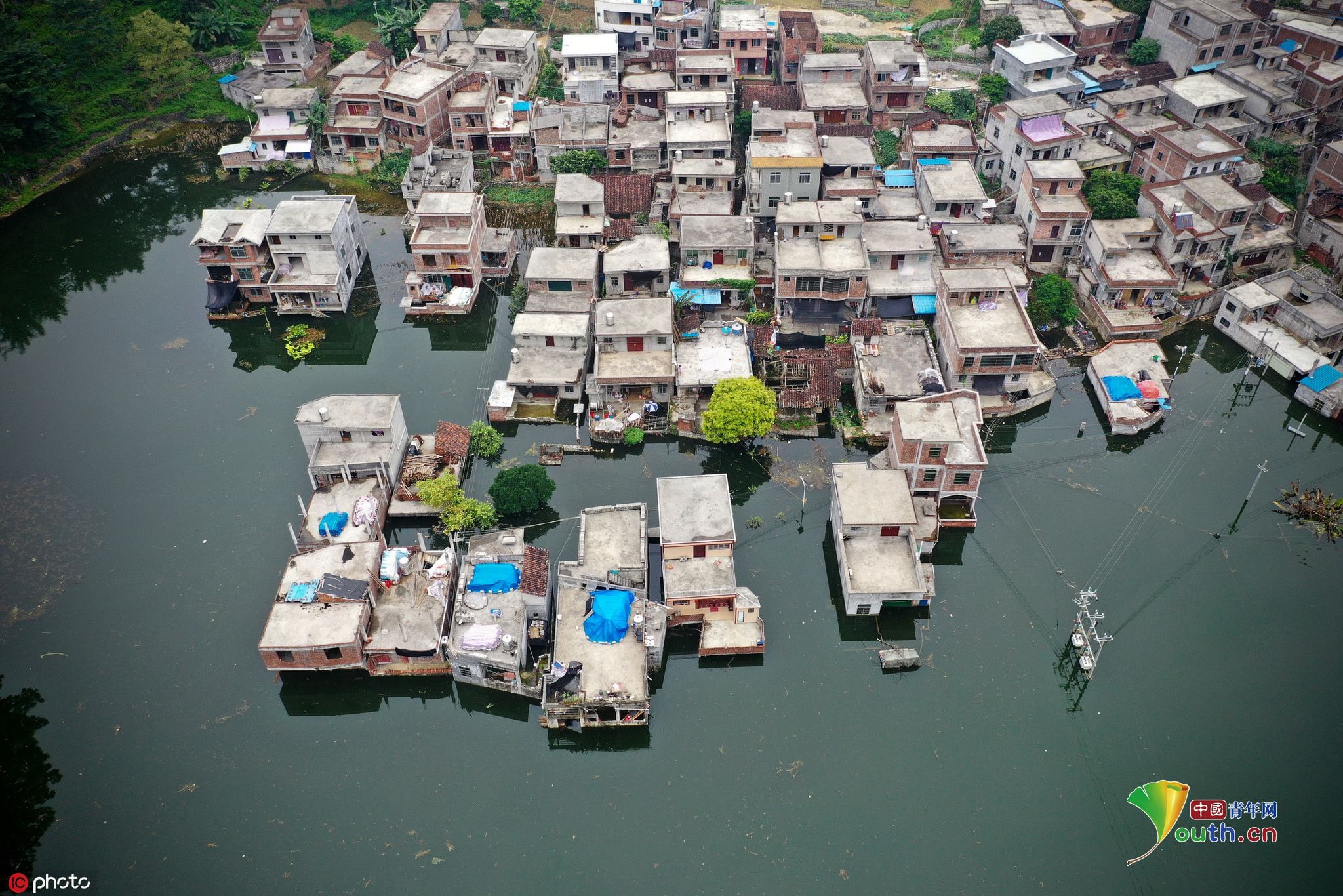 广西一山村遭地下水返涌成“威尼斯水村” 房屋成孤岛村民被困一