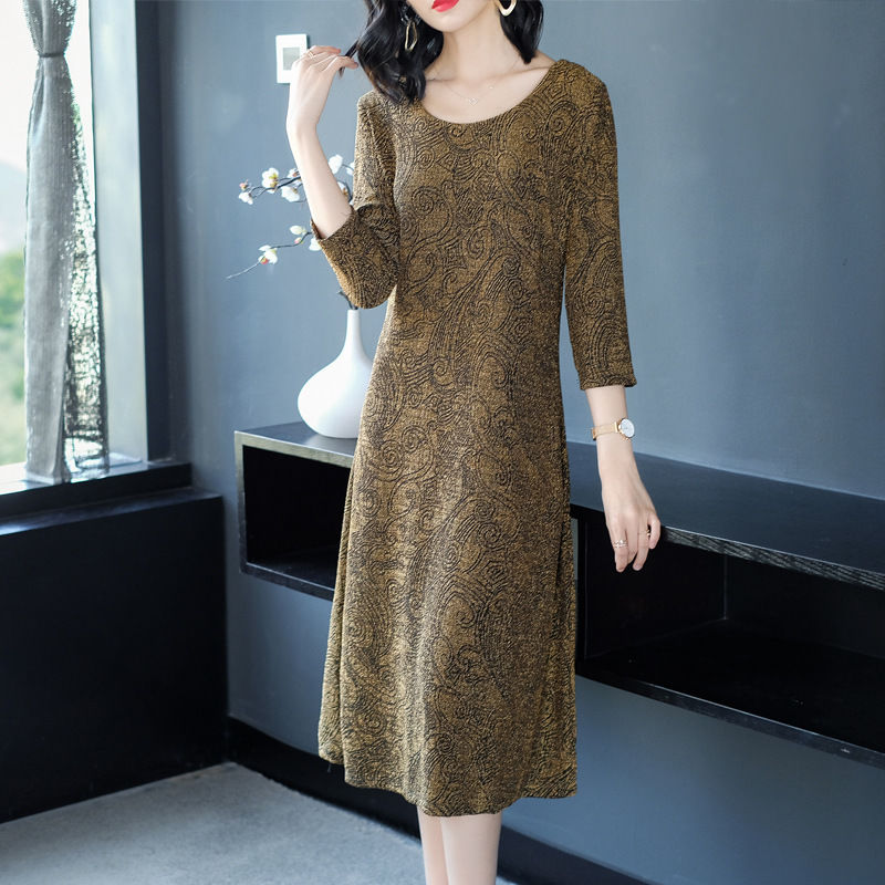 新发现，一种减龄衫:秋上衣，初秋配小脚裤，洋气时髦，简直美翻