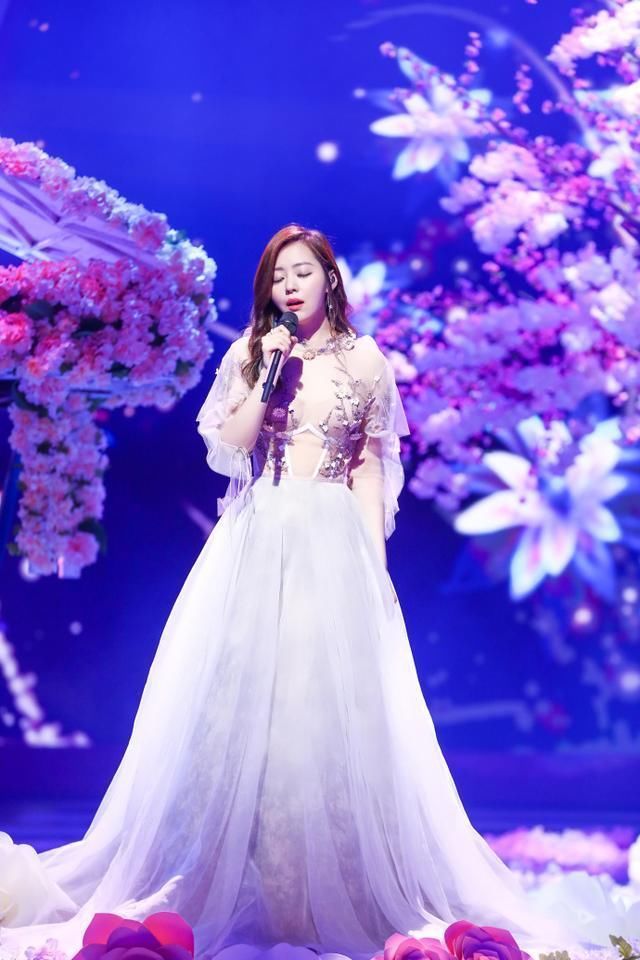 张靓颖在舞台上发光发亮，美的像仙女，下了舞台怎么就成大妈了？