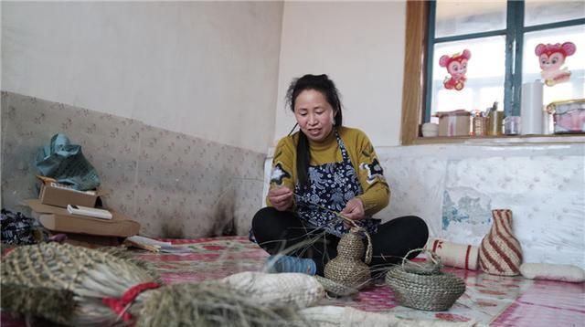  #书记#村书记带头织富梦，乌拉草巧编大文章