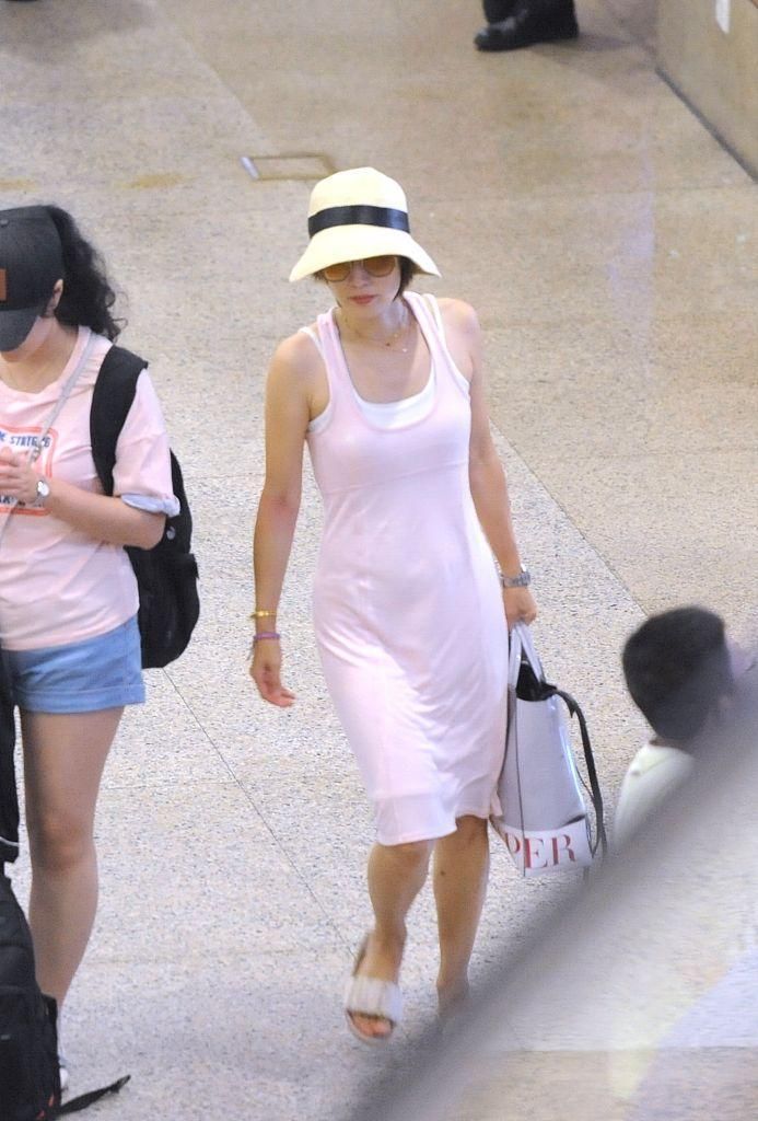 马伊琍这穿衣品味真不想说了，背心加拖鞋!网友:穿着舒服怎么了