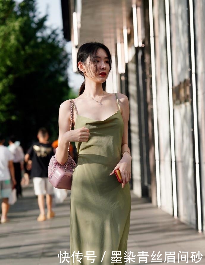 【小姐姐】街拍美女:时尚靓丽的小姐姐,紧身裙穿搭,优雅又性感!