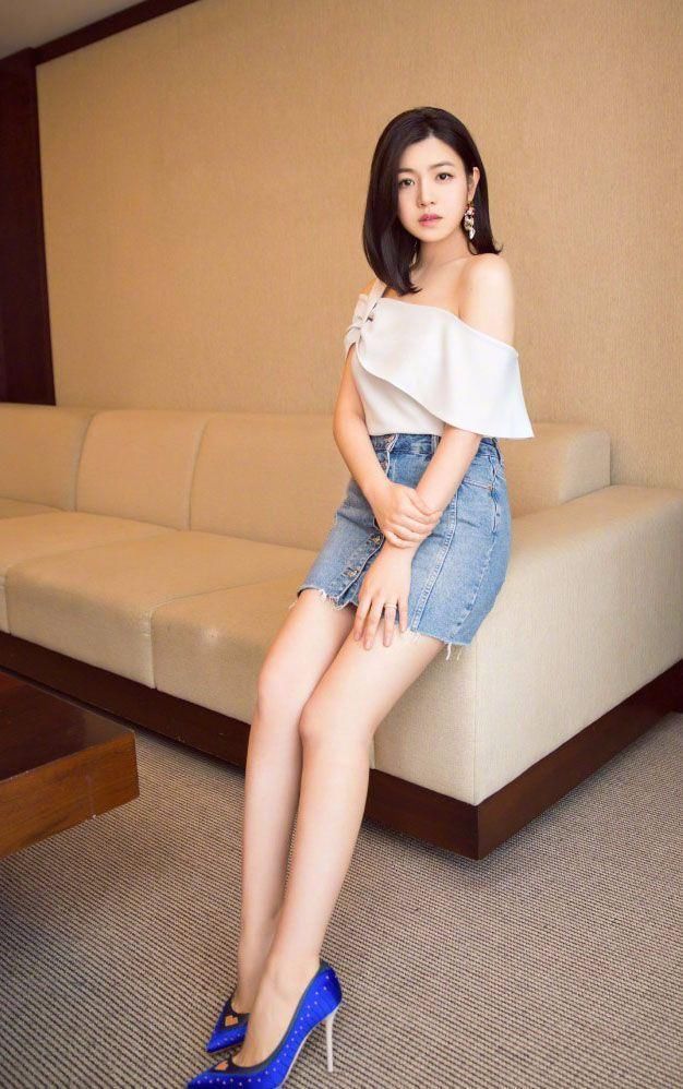 这种裙子只有赵丽颖才能穿出骨感美，陈妍希撞衫她，不自量力!