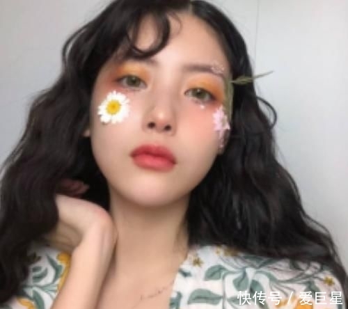  瞪眼睛：青春期女生如何让眼睛“变大”？3个“小妙招”，校花也抢着学！