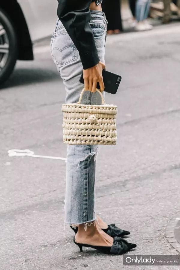 奶奶，你的菜篮子我抱走了哈~