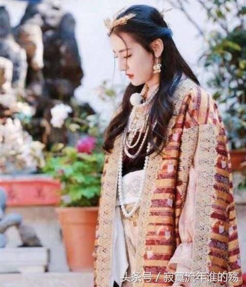 迪丽热巴和杨颖穿民族服装，同样是美人，气质却是天差地别!