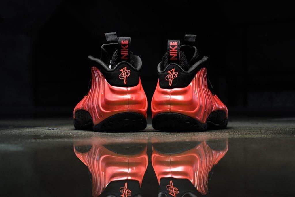 迷人的金属电光鞋面!辣椒喷 Foamposite One 明日官网发售