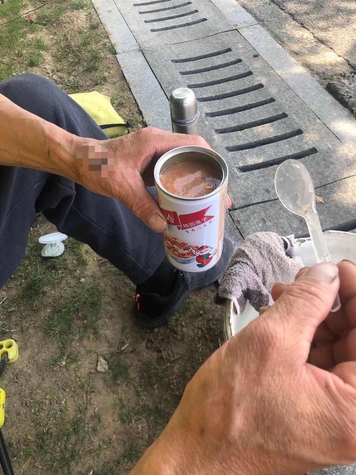  「加上」这种太阳晒两天，加上钱塘江的江风，保管皮肤变色，但钓友们都守在江边垂钓区