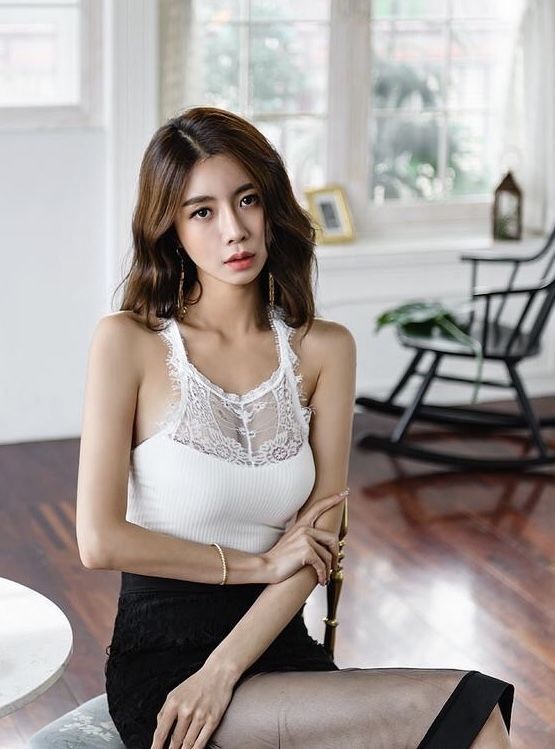 清爽靓丽的小姐姐，紧身裙搭配吊带秀出完美身材